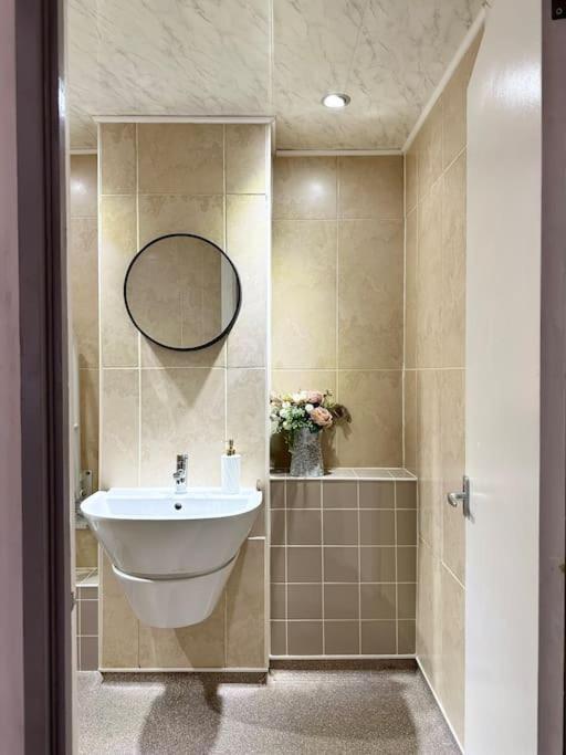 6 Guests House Old Trafford,Media City,City Centre, Free Parking 맨체스터 외부 사진