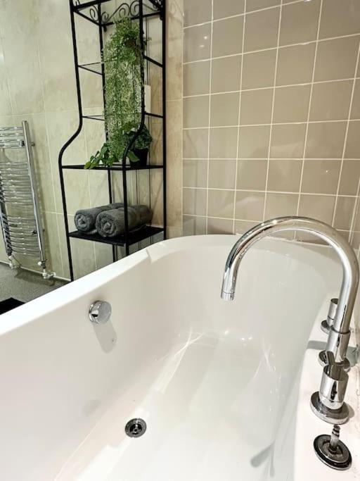 6 Guests House Old Trafford,Media City,City Centre, Free Parking 맨체스터 외부 사진